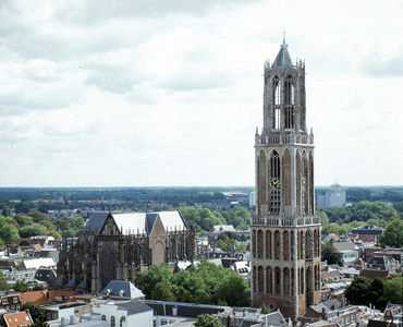 835925 Gezicht op de Domtoren en Domkerk te Utrecht, vanaf de Neudeflat, uit het noordwesten.
